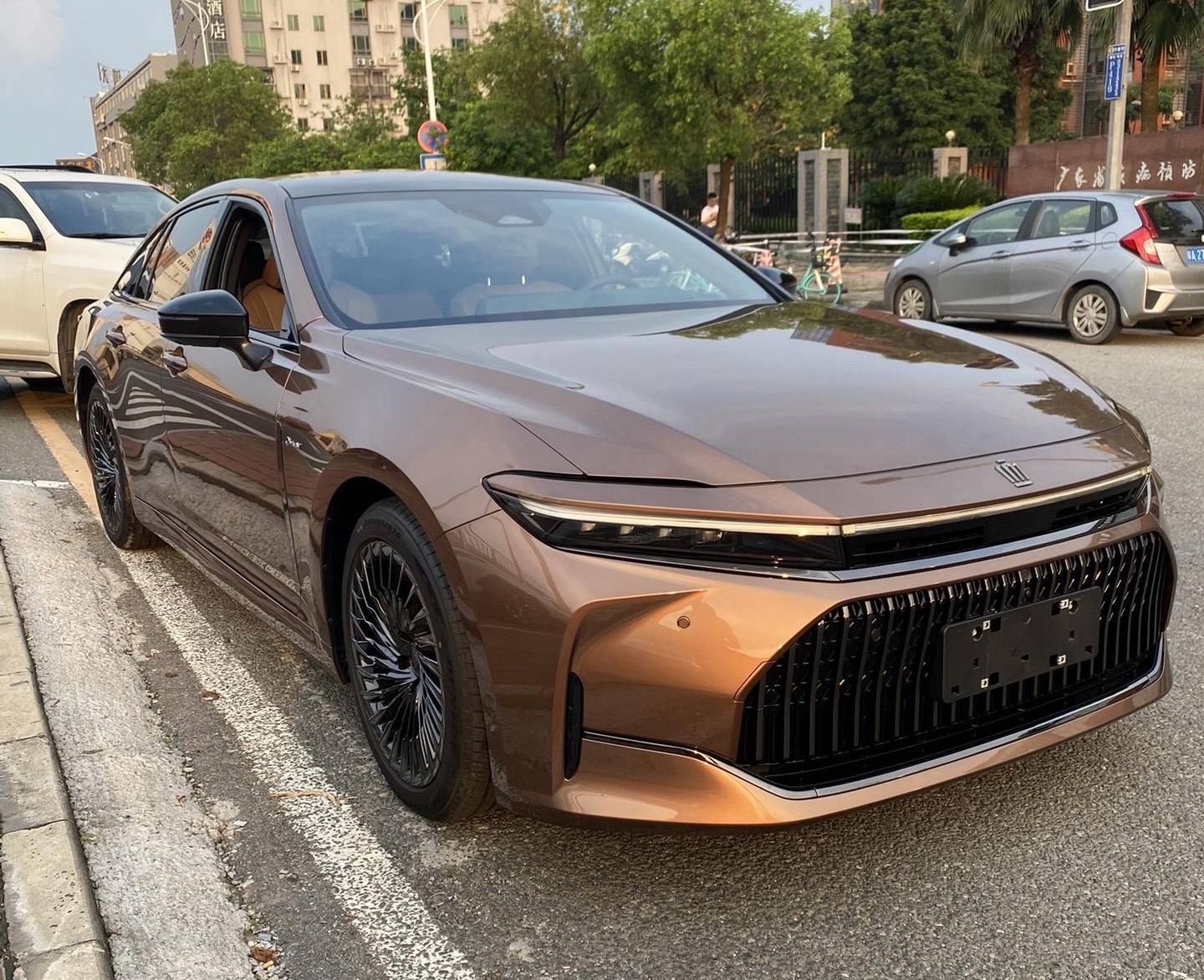 丰田皇冠sedan实车到店,长超5米 电吸门,配纵置后驱 自适应悬架