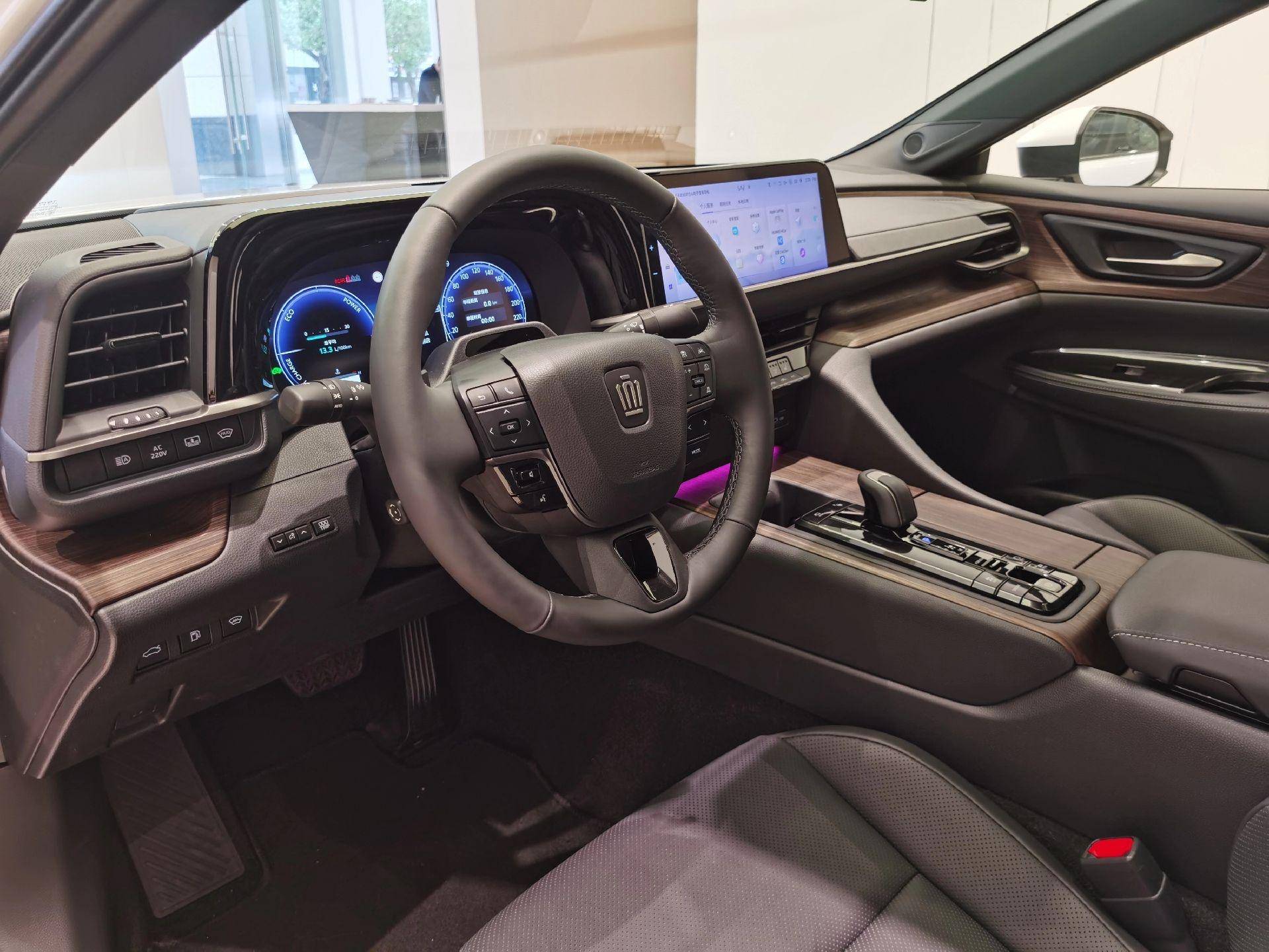 丰田皇冠sedan实车到店,长超5米 电吸门,配纵置后驱 自适应悬架