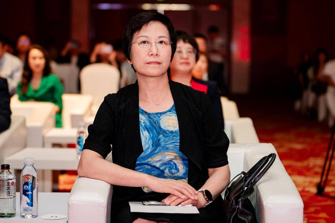 华姿2024新品发布:国货护肤新篇章,脆弱肌抗老新纪元