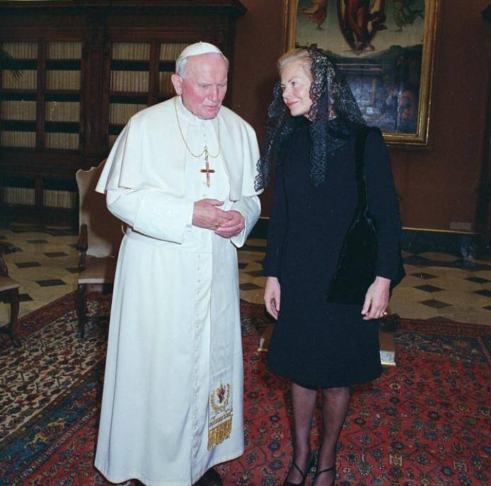 女王堂弟:将发妻逼疯,为钱卖掉两顶祖传王冠,87岁活得不如前妻_凯瑟琳