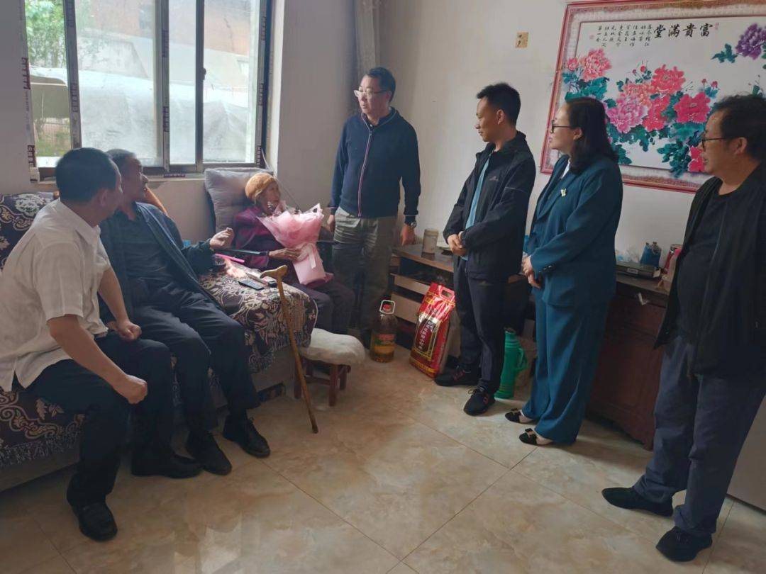 05慰问李开喜烈士母亲普玉连04慰问张平德烈士母亲李桂珍03慰问李加友