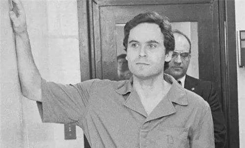 人前高富帅,人后杀人魔,他5年残害100名少女,还在尸体背后刻字_泰德