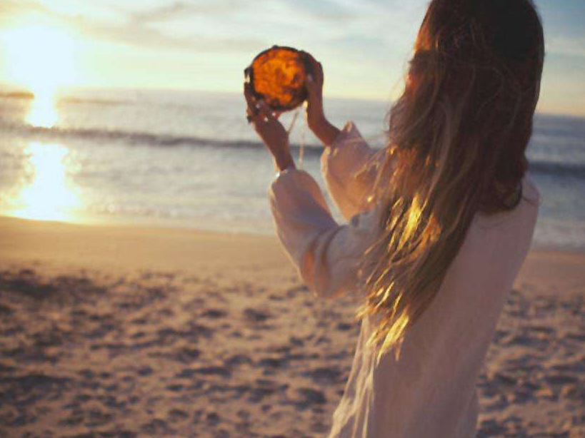 梦到蛇变成龙,表示你将有贵人相助,会交好运.