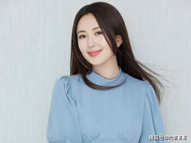 她曾是央视最美主持,不料拍戏时意外怀孕,丈夫身份至今成谜