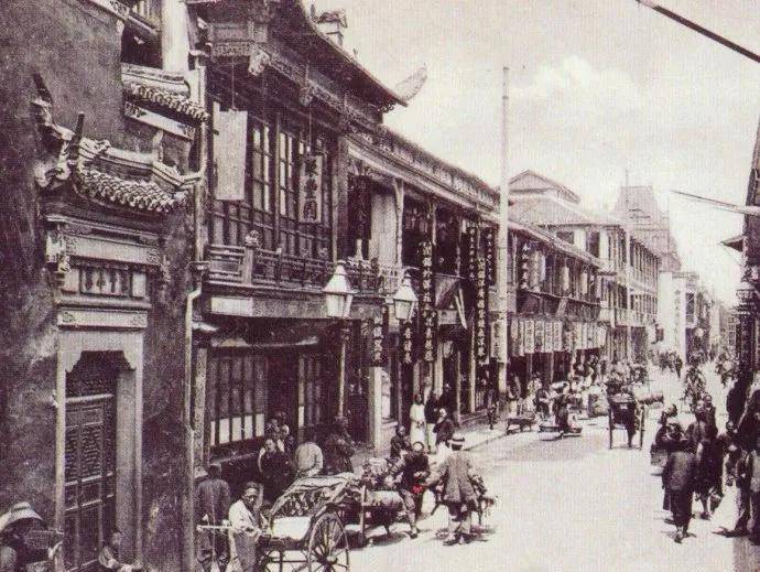 父亲望着赶来送行的师兄,瞧着呆了整整八年的大上海,眼中满是不舍