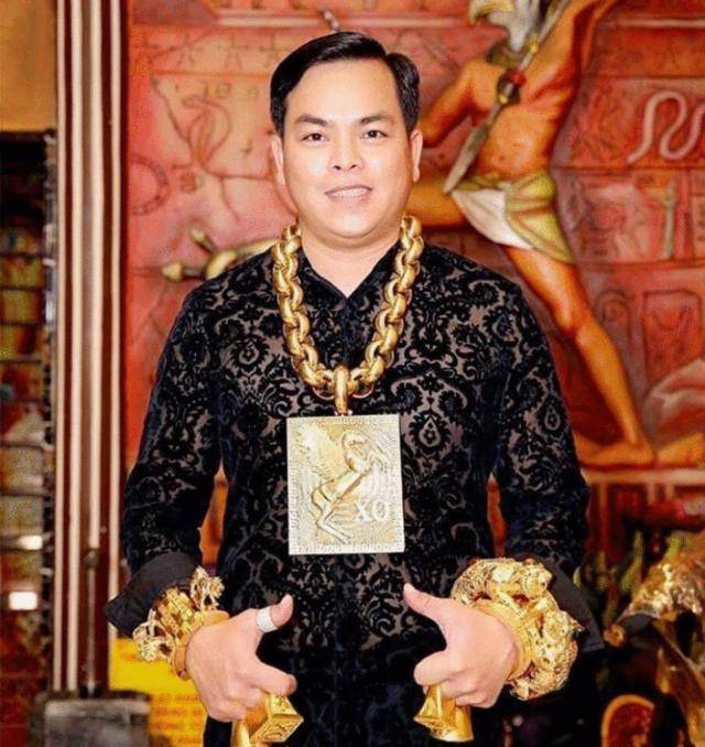 金链子,金手镯,据说他身上所有的金饰品每天都重达26斤.