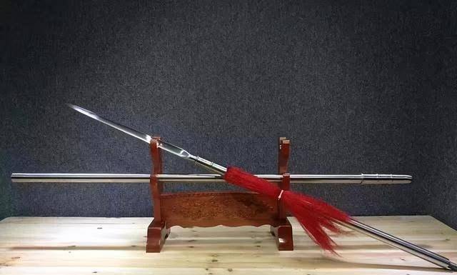 钢材的结构,形状,以及从中安置机关来使这把枪的枪头显得更加有威力