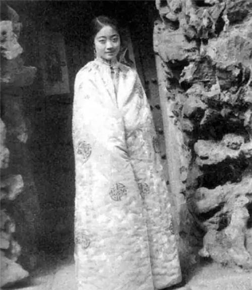 婉容一年抽多少根烟?内务府记录了她抽烟数量,专家:难怪短寿