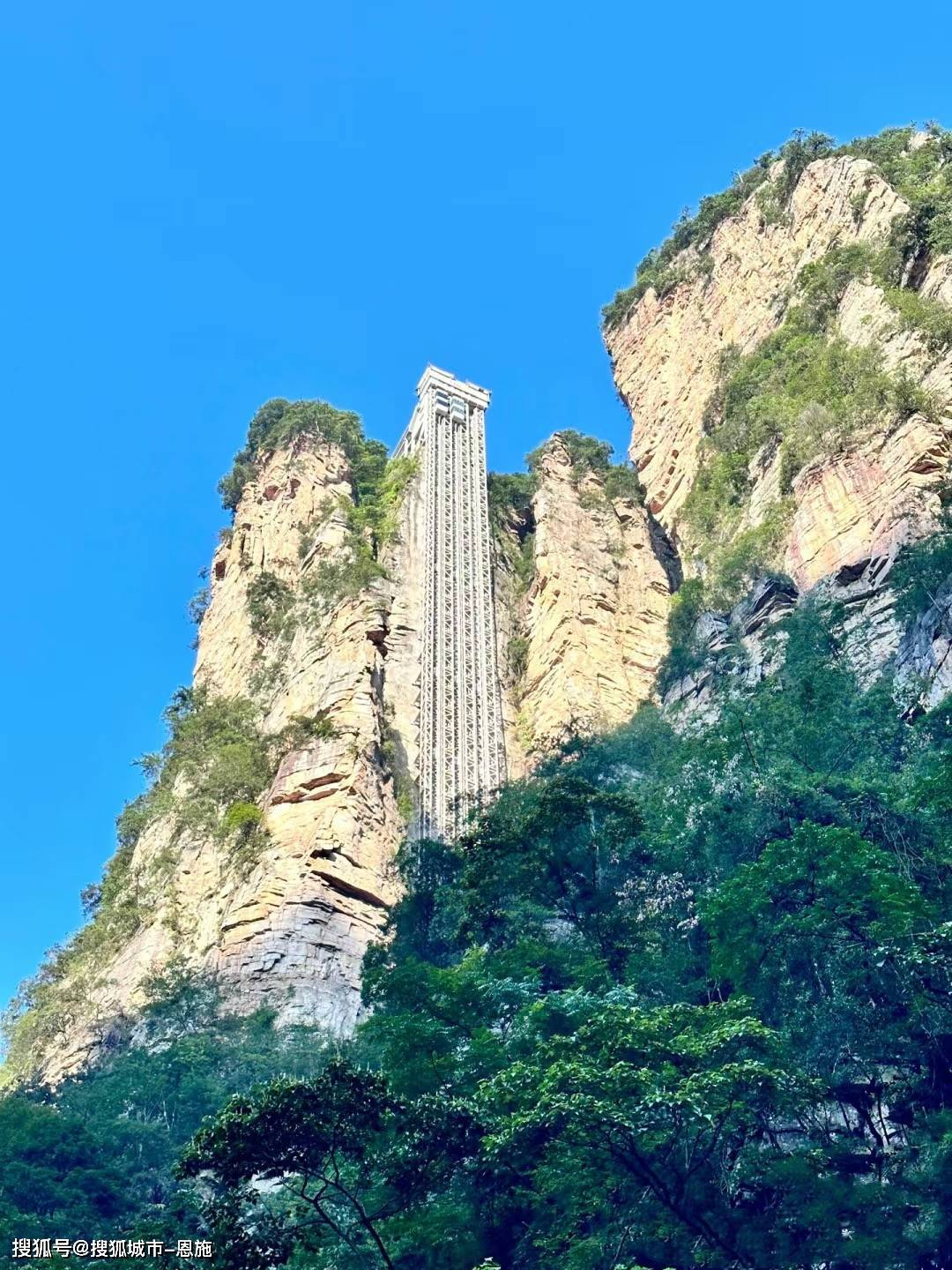 芙蓉镇(门票:108)被称之为"挂在瀑布上的千年古镇12.