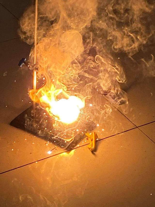 酒精灯的火焰温度相对较低,但焰心温度也在430℃左右,内焰温度则在650