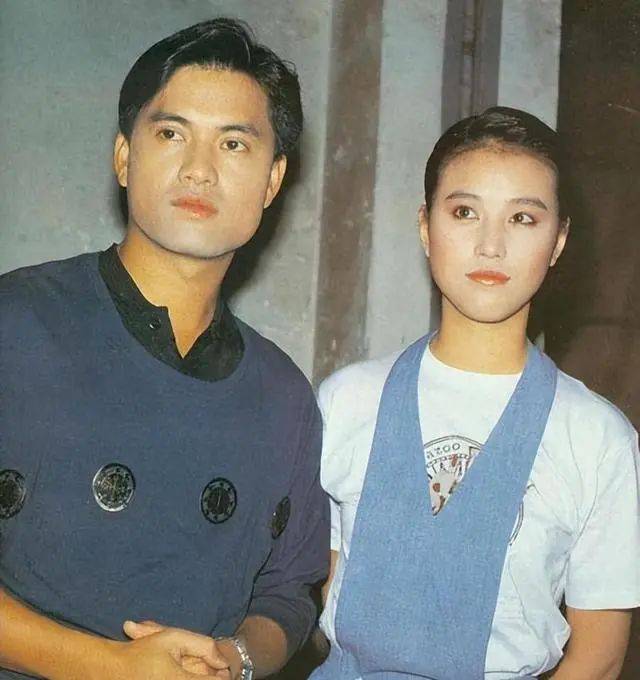 吕良伟携妻子漫步西湖,全程牵手宛如初恋,69岁酷似39岁羡煞旁人