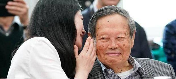 杨振宁某次嘱咐后事,对翁帆说:我死了你可以再嫁,她秒回13字