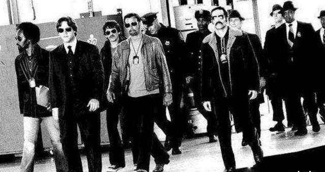 他们曾让香港本地黑帮害怕,80年代却销声匿迹,后来胖揍越南帮