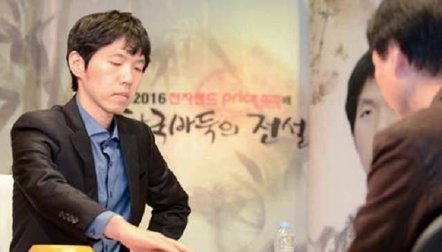 韩国围棋大师李昌镐,父母为其系鞋带,师母:他不懂人类的生活