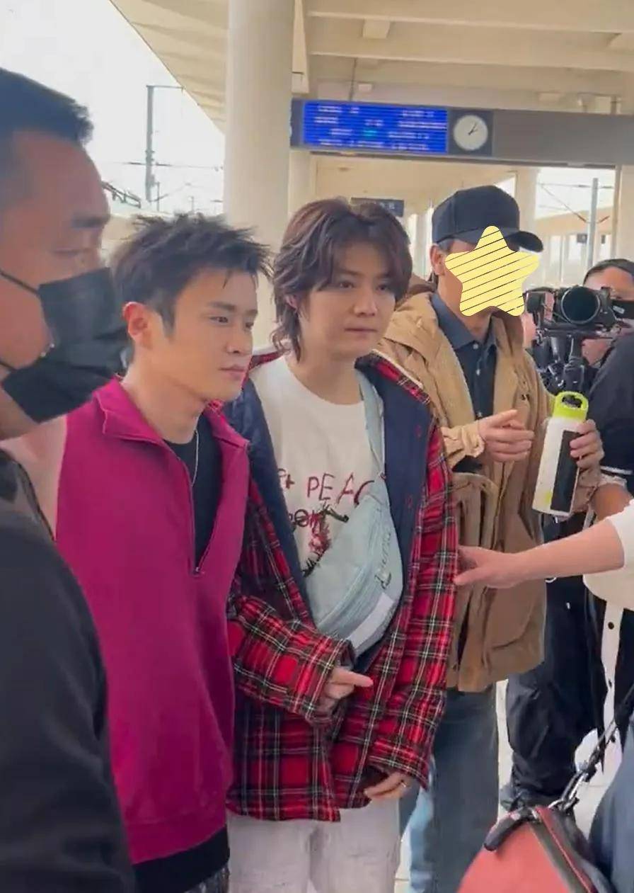 鹿晗晒自拍照被夸状态回春,可活动生图颜值下降,尽显年龄感