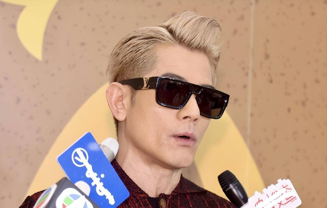 郭富城还表示,他现在的两个女儿的出生都是顺其自然的,他本人也喜欢顺