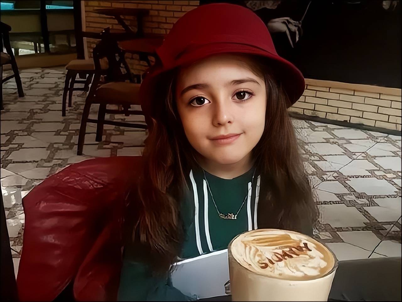 8岁女孩因长得太"逆天",父亲不放心辞职做起保镖,现在咋样了