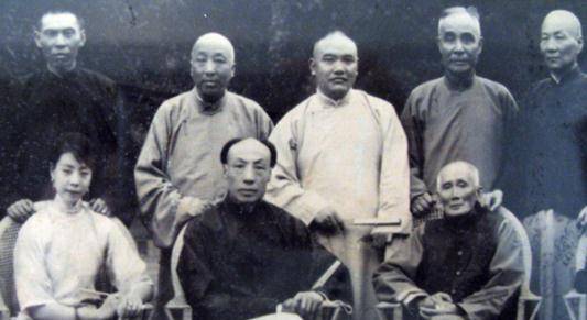 赤条条的杜月笙只好走向舅舅的家,而路人见到他这般模样,纷纷嘲笑指责