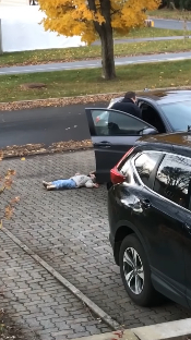 小女孩不想走路「装死」!淡定老爸「像拎购物袋一样」直接拎回家