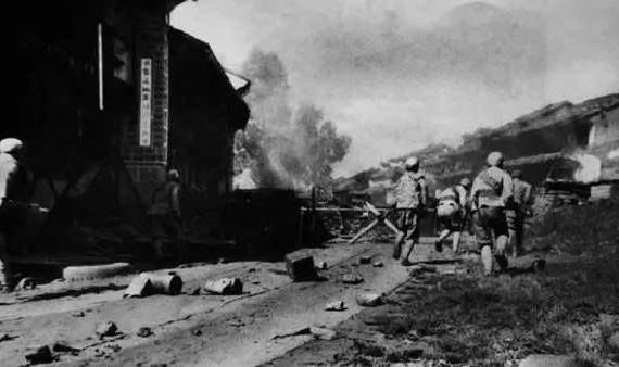 进贤并非无能之辈,早年曾在74军系统中参与淞沪会战,常德保卫战等战役