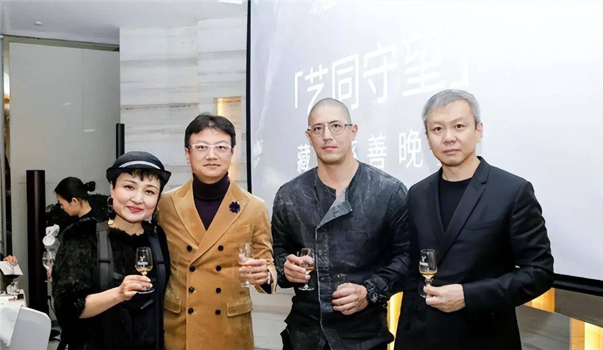 的是,陪伴蒋友柏出席各种活动的人逐渐不再是林姮怡而变成了庄涵云