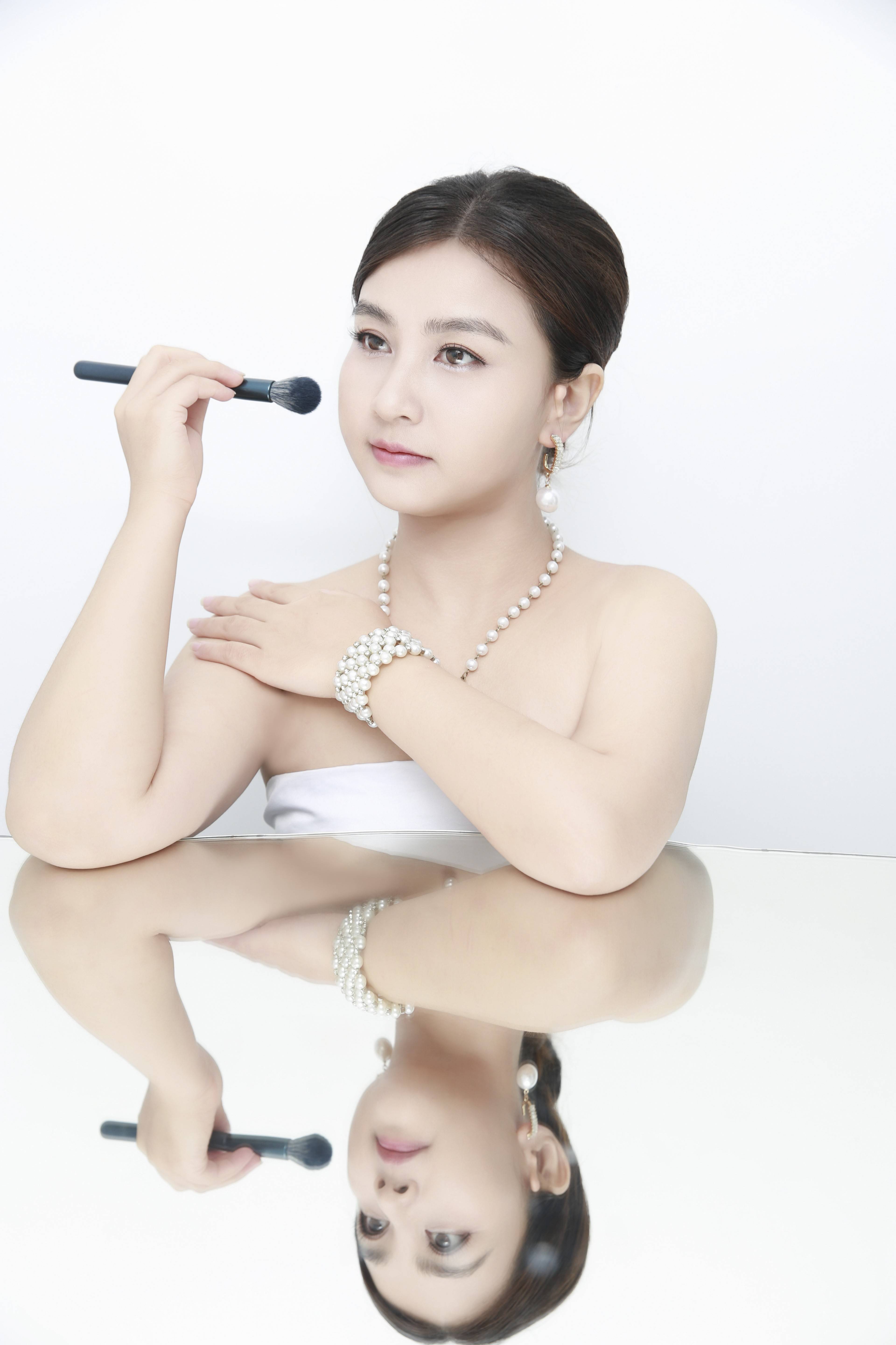 璀璨星光女模特陈奕的时尚风采展示