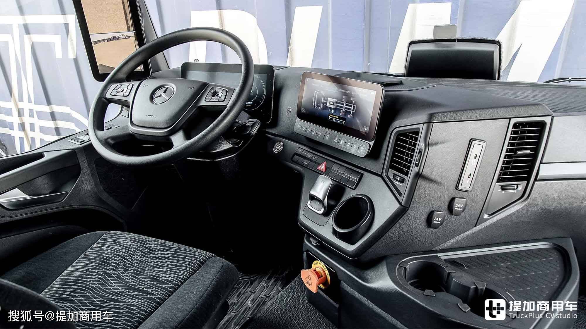 内饰方面,eactros 300与时俱进,用上了第五代actros车型同款的双联屏