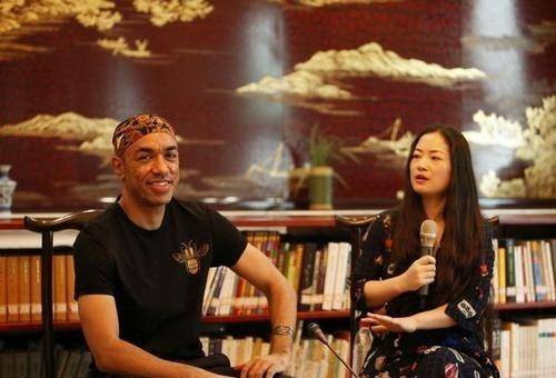 他是奥巴马弟弟,放弃高薪来华发展还娶河南美女,称:从不靠哥哥