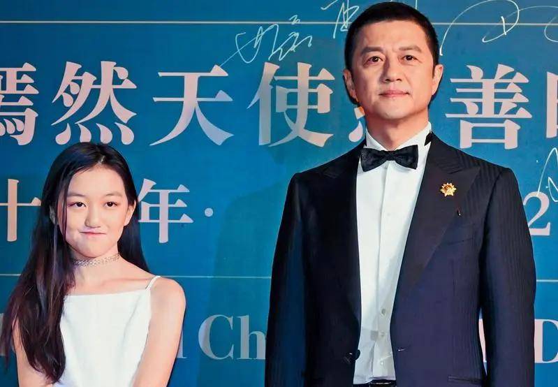 李亚鹏让女儿出面,旁敲侧击想找王菲借钱,王菲却没有惯着李亚鹏_李嫣