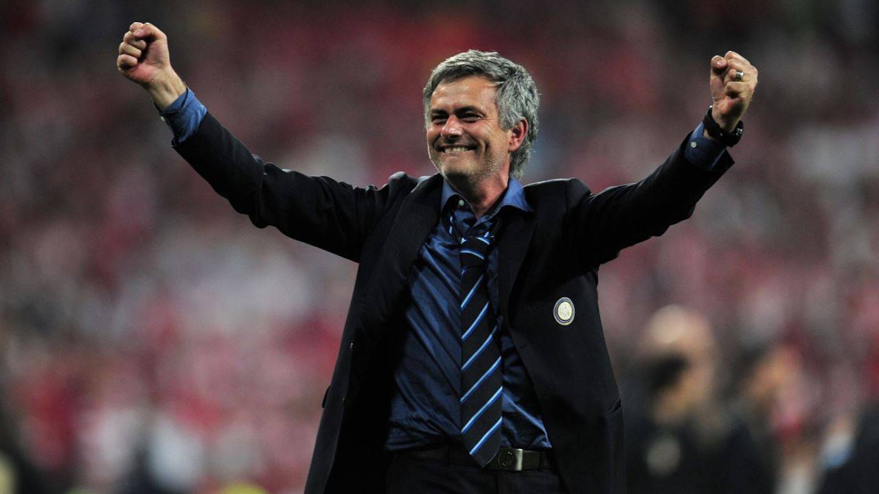 穆里尼奥是通过波尔图,切尔西,皇马,国际米兰等队举起过无数奖杯的名