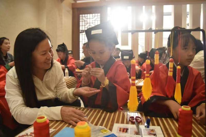 室内有饺子历史文化馆,芸阁鹤汀书院,吴大嫂非遗馆,美食体验馆,企业