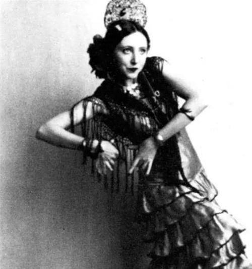 英俊,一个有才多金,女子同时嫁俩丈夫,22年从没人察觉_伊斯_阿娜_雨果