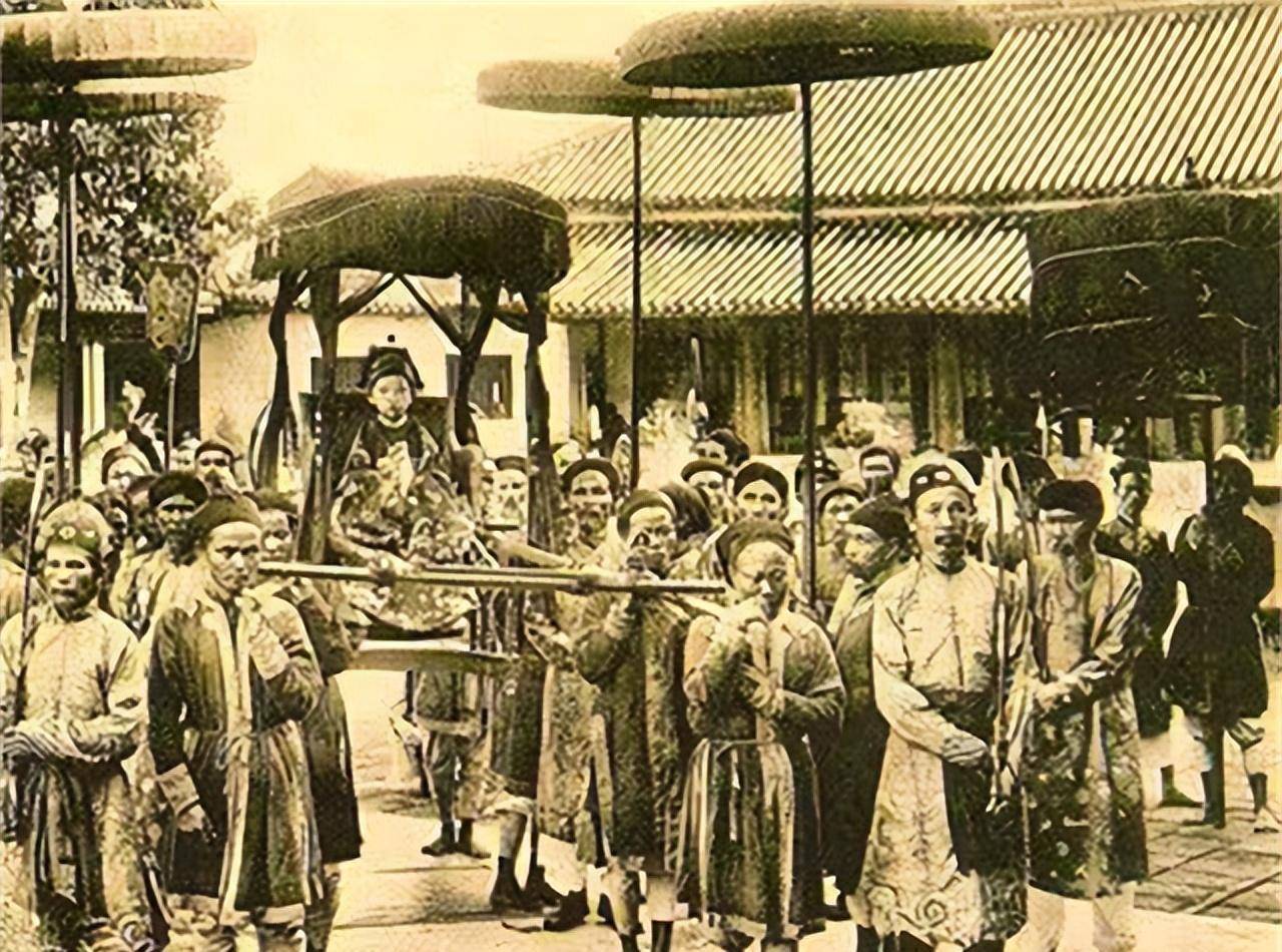 从阮朝皇帝登基大典穿冕服祭天,看中国古代即位礼对越南帝制影响