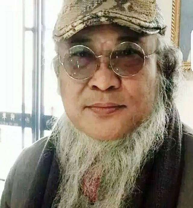 10年之前,53岁中国画家杨彦不顾非议娶24岁非洲娇妻