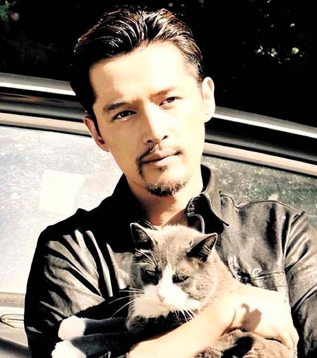 胡歌"千挑万选"的老婆,只是个小助理,她究竟有何可取之处