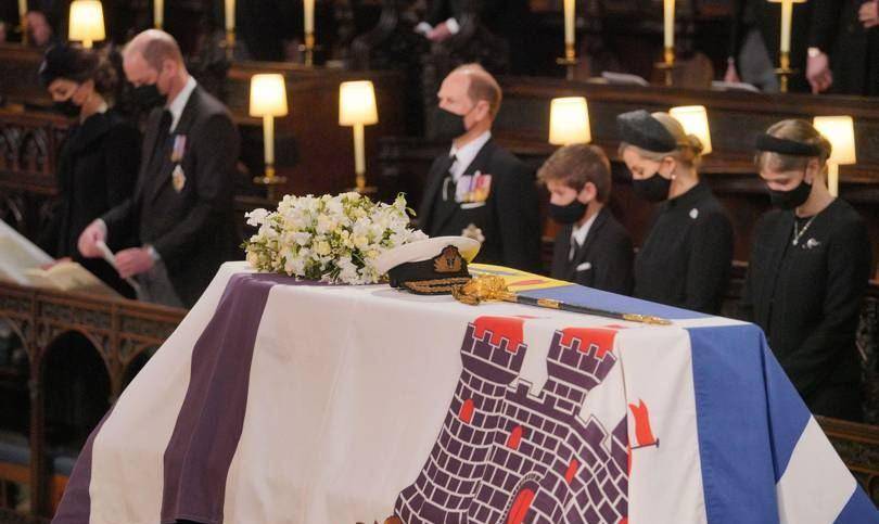 菲利普亲王的葬礼,在温莎城堡,带着沉重的氛围结束