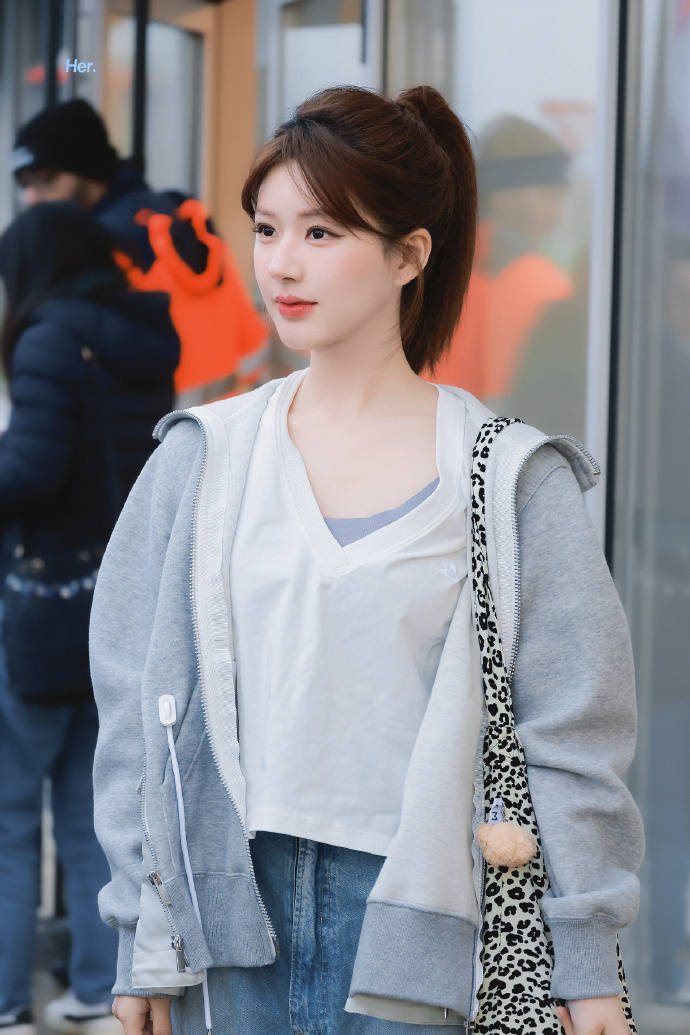 太甜了!25岁赵露思作为巴黎奥运火炬手,将中国的火焰带到了法国