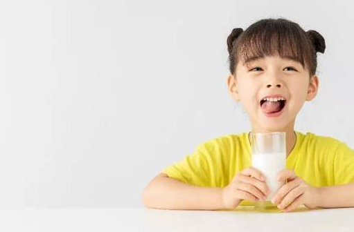 不管这种“假酸奶”有多便宜，父母都不应该给孩子买。没有营养_生命_儿子_虫牙就是浪费钱。