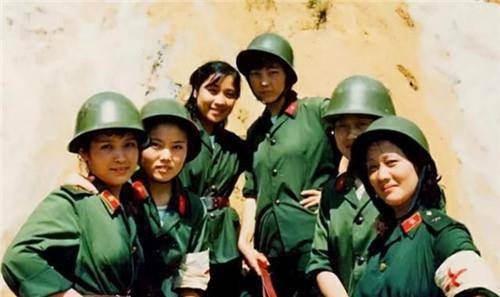 1986年老山战场照《死吻》:救护队女战士张茹,如今过得怎样?