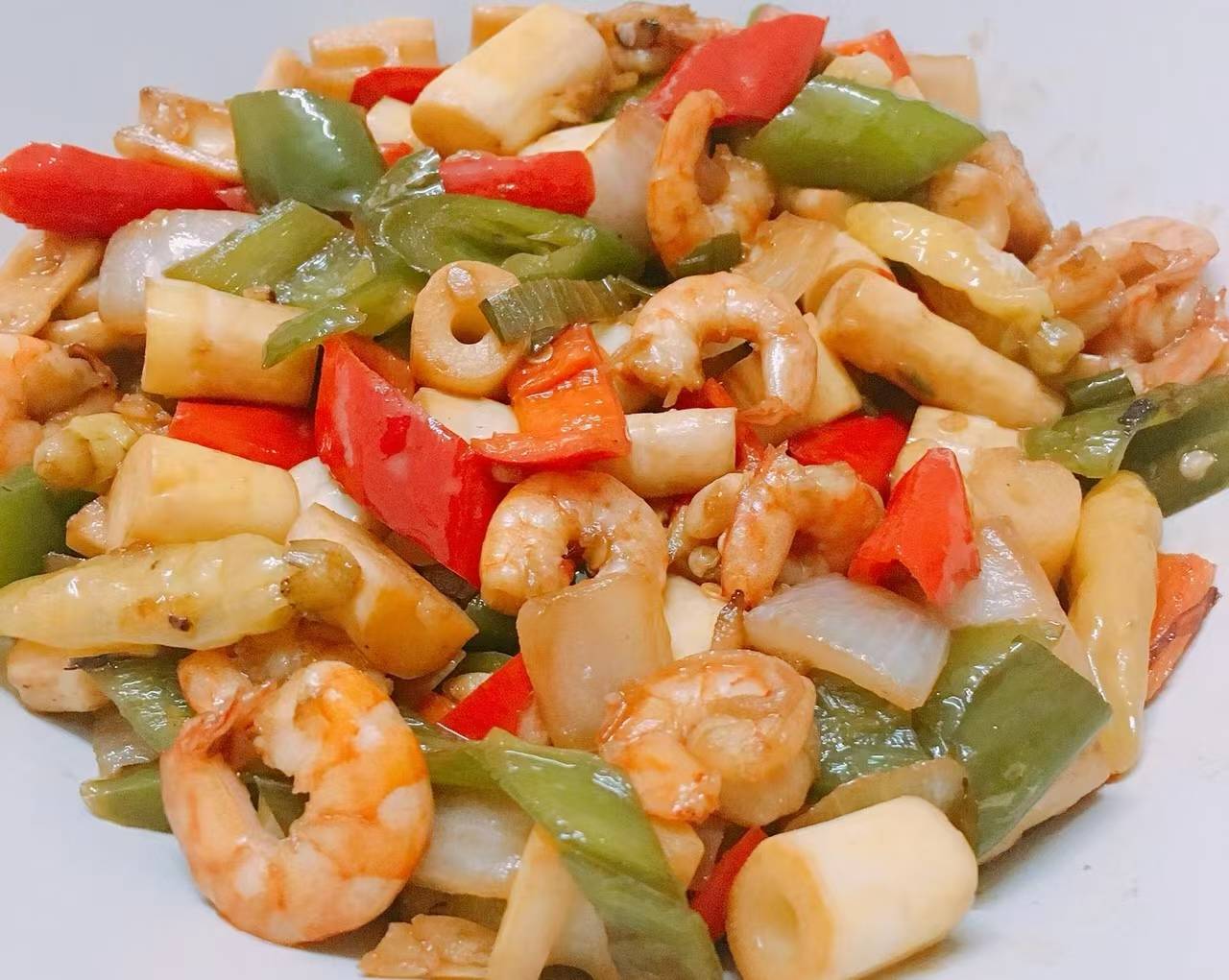 六,藕带炒虾仁食材:元葱(白色的那个)半颗,活虾 10只左右,红椒 1个