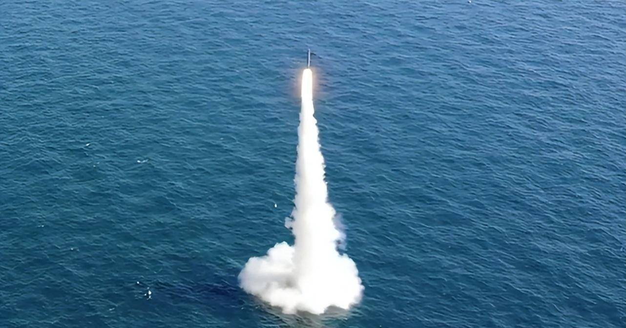 核潜艇在水下发射导弹时,如何防止海水倒灌?办法其实很简单