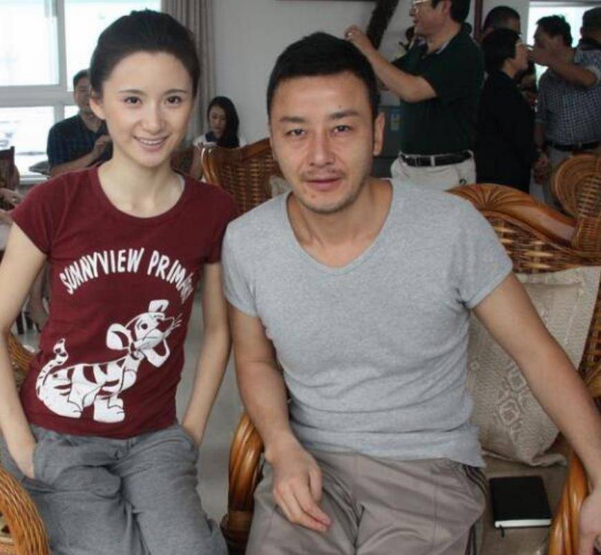 大学成名,没毕业就偷偷嫁大12的他,婚后生俩儿子,如今怎样了?