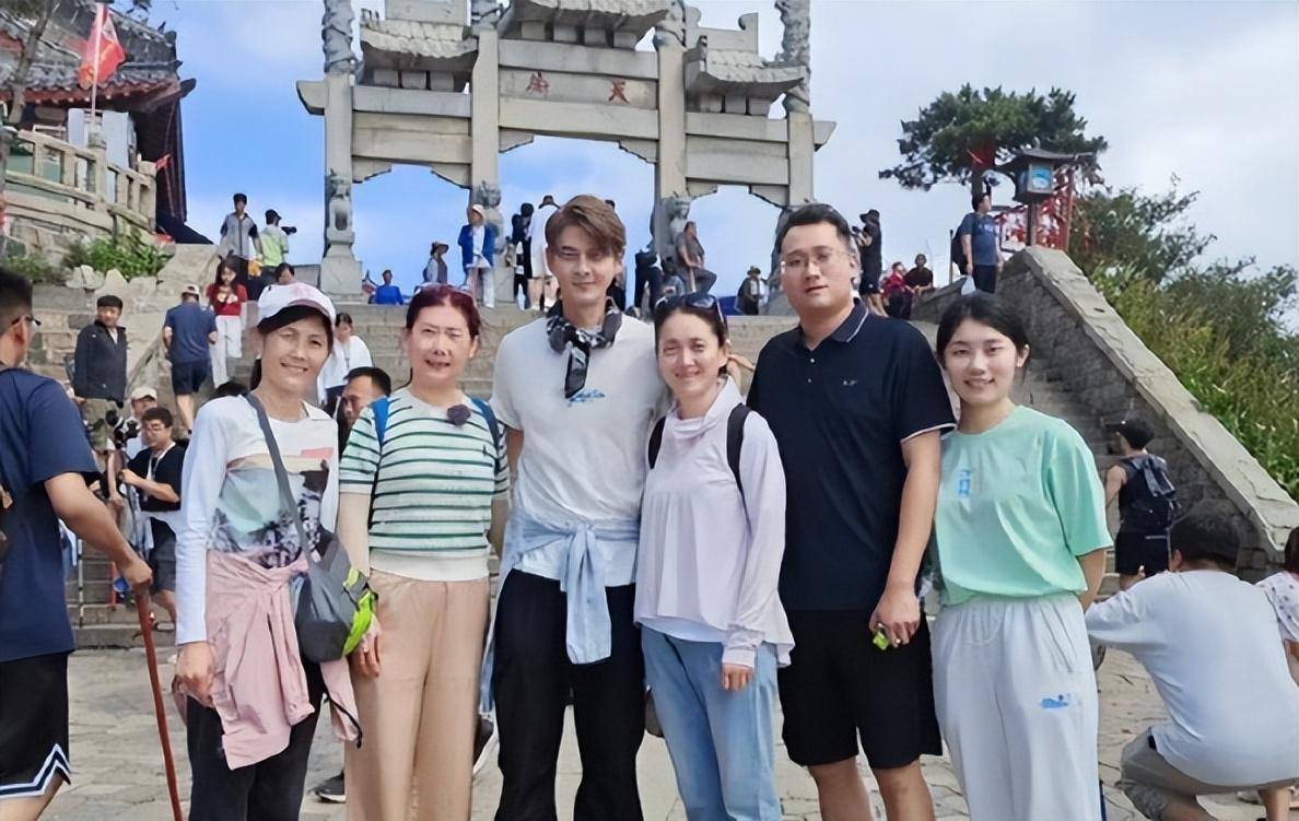 内地寻亲,有人潸然泪下,有人直接领身份证定居_任贤齐_林青霞_大陆