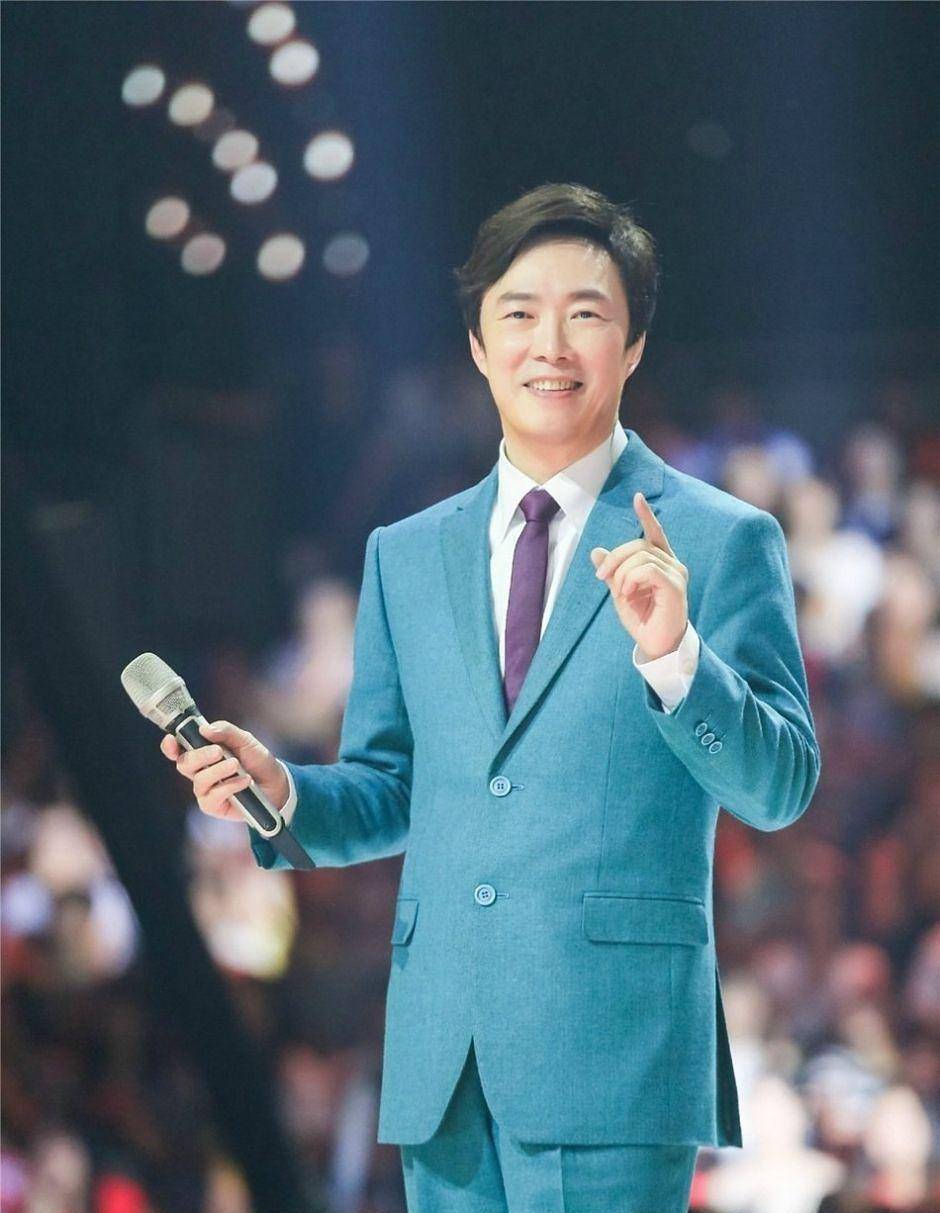 当他最后一次听到《南屏晚钟》的旋律时,他再次深深地向观众鞠躬致谢