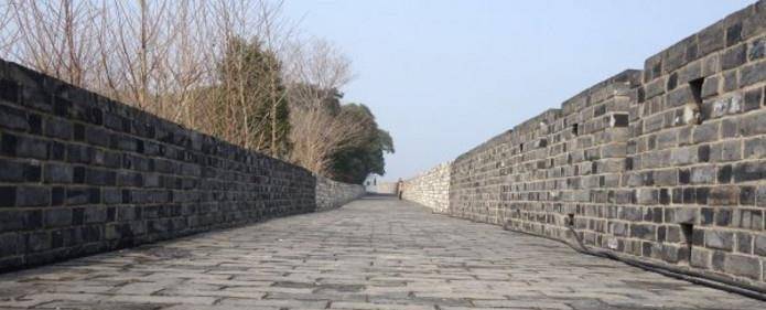 世界现存最大古城墙:20万人耗时21年建成,被誉为第二个长城