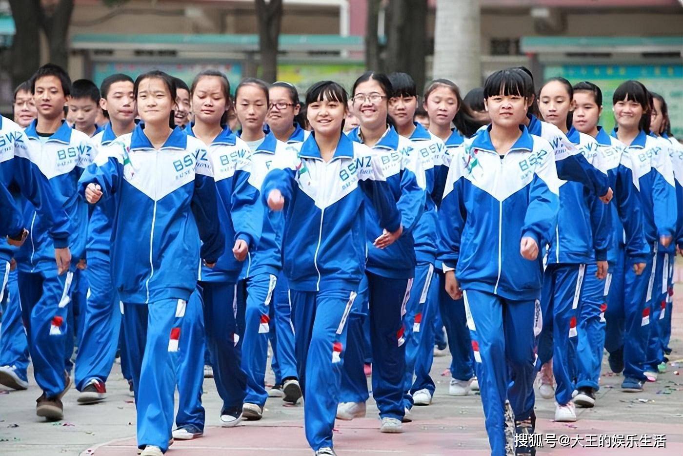 广西校服事件,服装厂老板疯狂叫嚣:我保证你孩子读不了