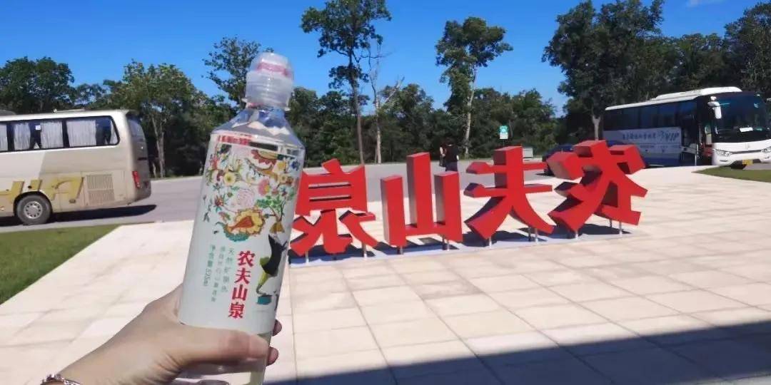 探秘生产工艺,学习水质检测● 亲手设计一瓶"高颜值"的农夫山泉水.