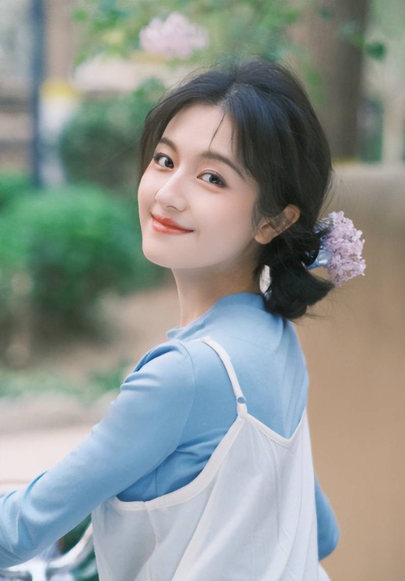 清新小白裙 ,李兰迪清纯甜美,温柔又娴静!