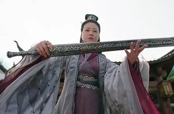 《倚天屠龙记》中的倚天剑是在《神雕侠侣》中被黄蓉,郭靖用玄铁重剑