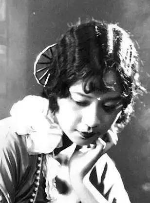 后来,大公报不再提供经费,于佩琛只好回到国内.